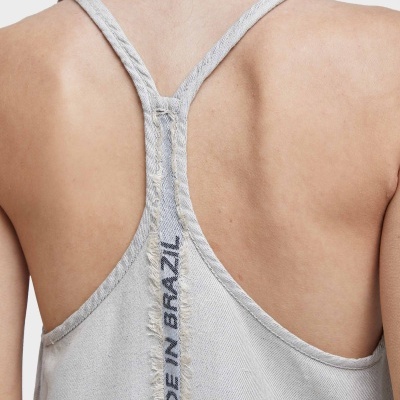 Top ou vestido cinza claro com alças finas e texto MADE IN BRAZIL na costura central