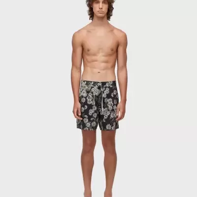 Calções de banho pretos com padrão floral usados por modelo masculino de pé