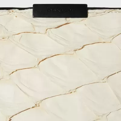 Objeto branco com textura escamosa e etiqueta preta OAKLEY