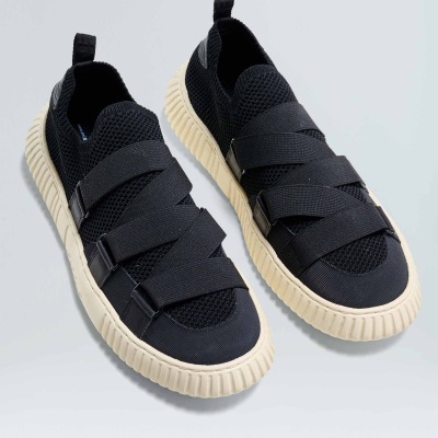 Sapatilhas pretas de tecido com tiras largas e sola clara