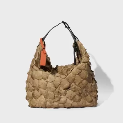 Mala de senhora castanho claro com textura irregular e alça preta