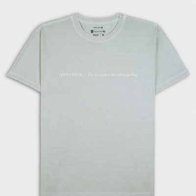 T-shirt cinza claro com texto branco e etiqueta interior OSKLEN