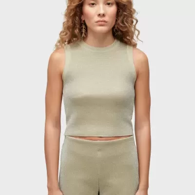 Conjunto feminino dourado claro, top sem mangas e calções, fundo cinza