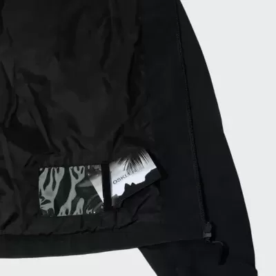 Interior de casaco preto com bolso e cartão OSKLEN