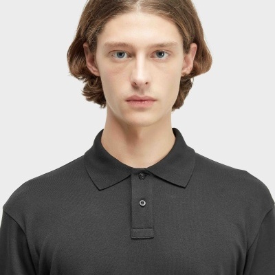 Pessoa jovem com polo preto de algodão