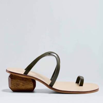 Sandália feminina com tiras finas verdes e salto de madeira