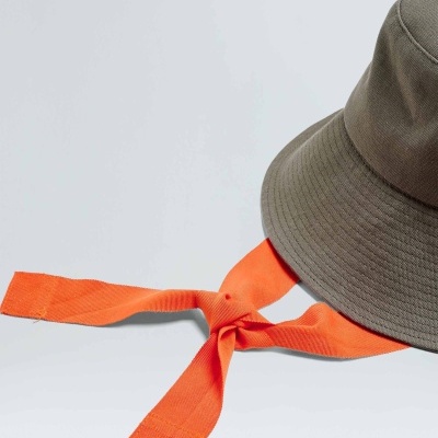 Chapéu verde-escuro com fita laranja amarrada