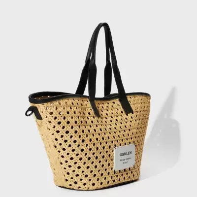 Bolsa tipo cesto trançada bege com alças pretas e etiqueta branca OSKLEN