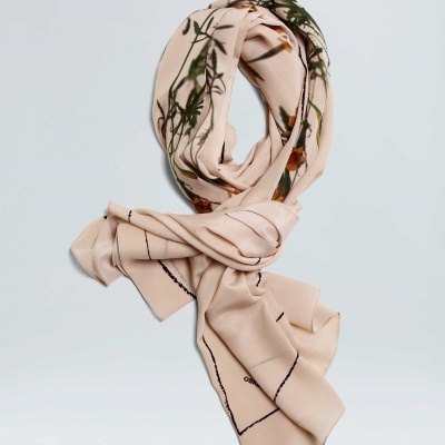 Cachecol rosa claro com padrão floral e linhas pretas