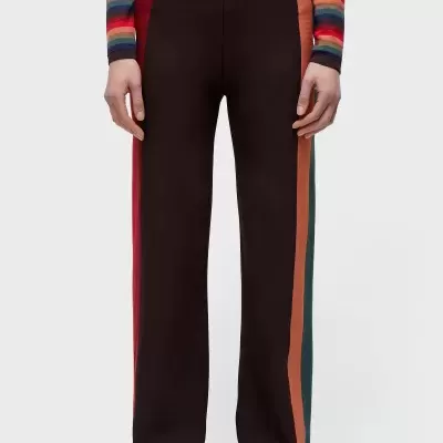 Calças desportivas pretas com faixas laterais coloridas e camisola de riscas
