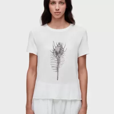 T-shirt branca com estampa de concha