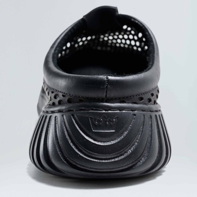 Sapato preto com sola texturizada e coroa gravada