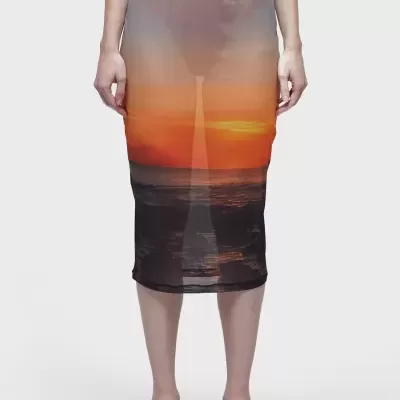 Saia comprida translúcida com padrão de pôr do sol sobre o mar