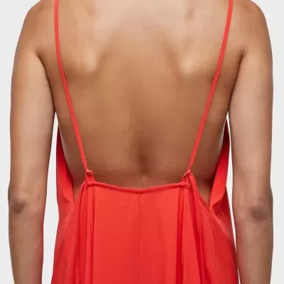 Vestido laranja com costas nuas e alças finas