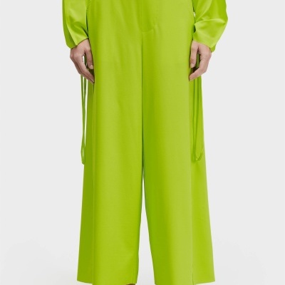 Calças largas verdes limão com sapatos bege
