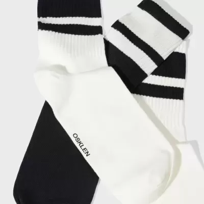 Dois pares de meias OSKLEN, branco com detalhes pretos e preto com detalhes brancos
