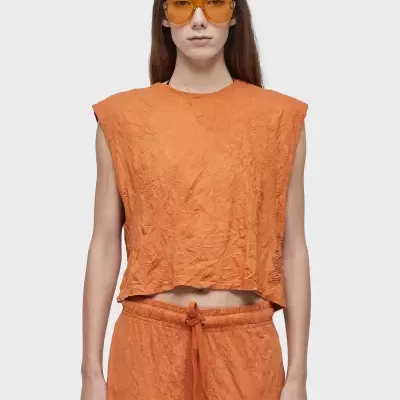 Conjunto feminino laranja com padrão texturizado e óculos de sol amarelos