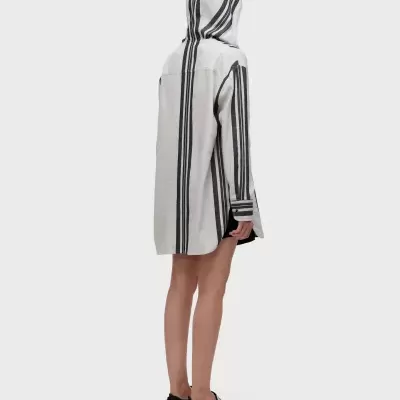 Casaco comprido branco com riscas pretas e capuz visto de costas