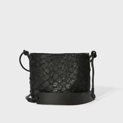 Mala tipo saco preta com textura em padrão de escamas e alça ajustável.