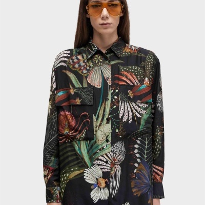 Camisa de tecido com padrão floral e borboletas e óculos de sol laranja