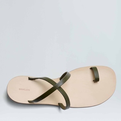 Sandália minimalista com tiras verdes e sola bege, marca OSKLEN na sola