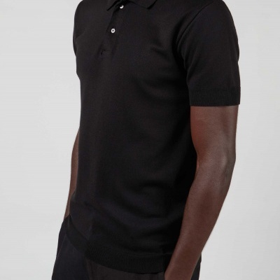 Polo preto de manga curta com gola e botões brancos