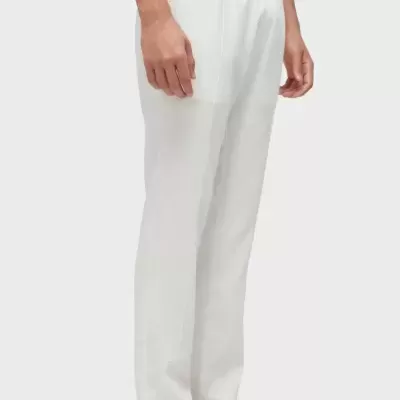 Calças brancas largas com cintura elástica e sandálias brancas com tiras trançadas