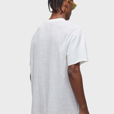 Pessoa a usar t-shirt branca de manga curta vista de costas