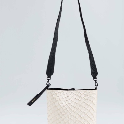 Mala de ombro branca com correia preta destacável