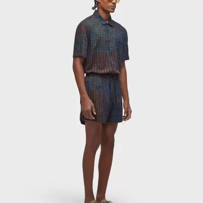 Homem com roupa estampada geométrica e óculos de sol