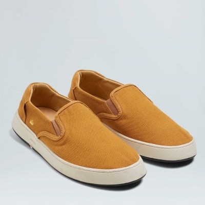 Sapatilhas slip-on castanhas com sola branca e logótipo dourado