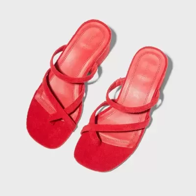 Chinelos de salto médio vermelhos com tiras finas e detalhe no dedo em fundo cinza