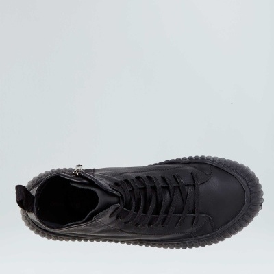 Tênis alto preto em couro com sola preta texturizada e atacadores