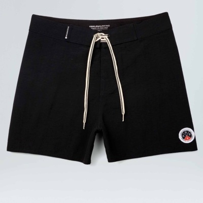 Calções pretos masculinos com cordão branco e etiqueta redonda com texto