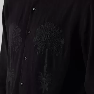Camisa preta bordada com padrão de árvore e botões frontais