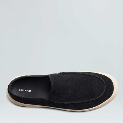 Tênis desportivo preto com sola branca e marca OSKLEN