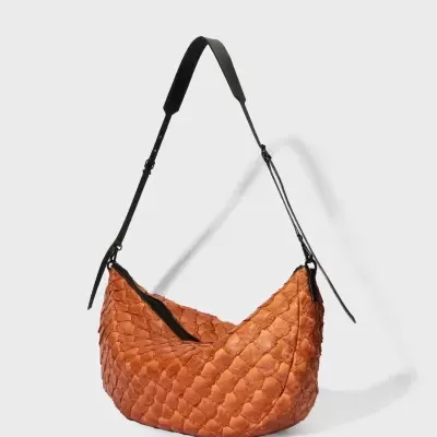 Mala de ombro castanho alaranjado acolchoada com alça preta