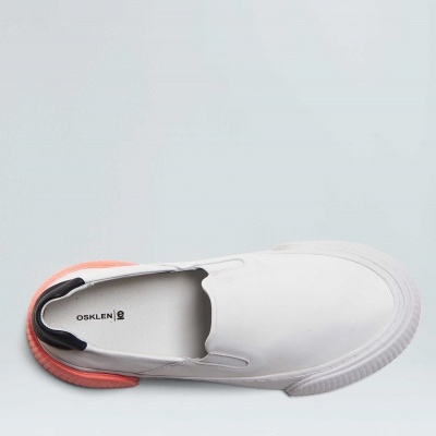 Tênis slip-on branco Osklen com detalhe rosa na calcanheira em fundo cinza