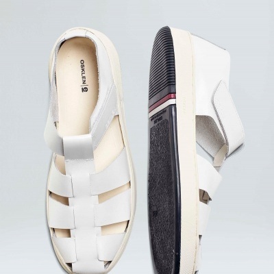 Sandálias brancas em pele com sola preta e detalhes vermelhos