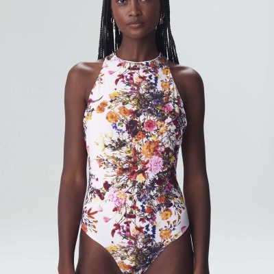 Fato de banho feminino branco com padrão floral colorido e gola alta