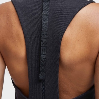 Costas de vestido preto com zíper CALVIN KLEIN e tecido texturizado