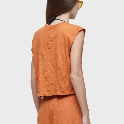 Blusa laranja sem mangas com textura floral vista de costas