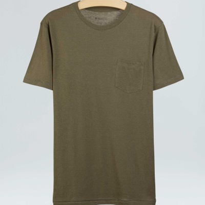 T-shirt verde militar com bolso pendurada num cabide de madeira