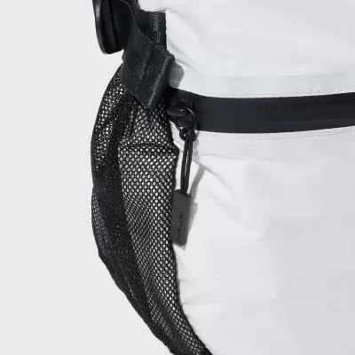 Mochila branca com bolso lateral em rede preta e fecho com puxador ADIDAS