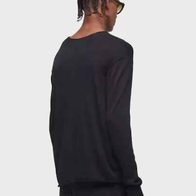 Homem de costas com t-shirt preta de manga comprida e calças pretas.