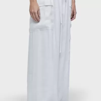 Calças largas brancas com bolsos grandes e cordão na cintura