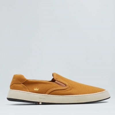 Sapato slip-on castanho com sola branca e preta e coroa dourada no lado