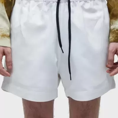 Calções brancos masculinos com cordão preto na cintura