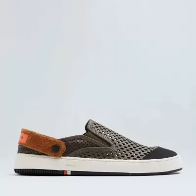 Ténis desportivo verde-oliva perfurado com tira castanha e sola branca.