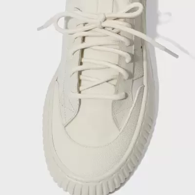 Tênis branco com atacadores e sola grossa